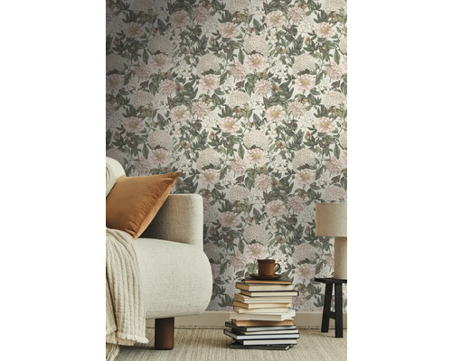 Woonkamer met bloemenbehang, bank en bijzettafel