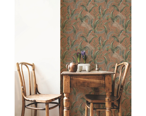 Scene met eettafel, stoelen en wandbehang met plantmotieven