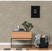 Decoratieve wand met behang met golfpatroon, ladekast, mand, kamerplant en decoraties