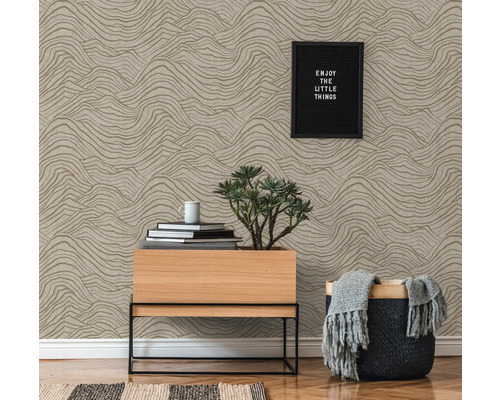 Decoratieve wand met behang met golfpatroon, ladekast, mand, kamerplant en decoraties