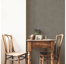 Kamerzicht met linnenbehang, houten tafel en stoelen