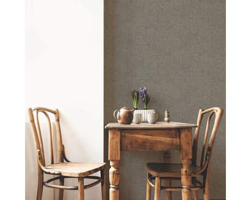 Kamerzicht met linnenbehang, houten tafel en stoelen