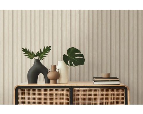 Decoratief dressoir met vazen en planten voor een wandpaneel