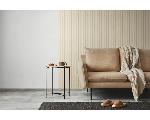 Woonkamer met bank, bijzettafel en wandpanelen