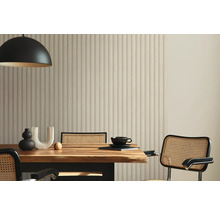 Eetkamer met houten tafel, stoelen, lamp en wandbekleding