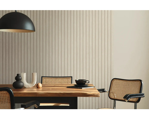 Eetkamer met houten tafel, stoelen, lamp en wandbekleding