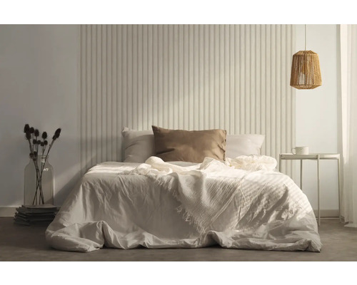 Slaapkamer met bed, nachtkastje en decoratieve wandbekleding