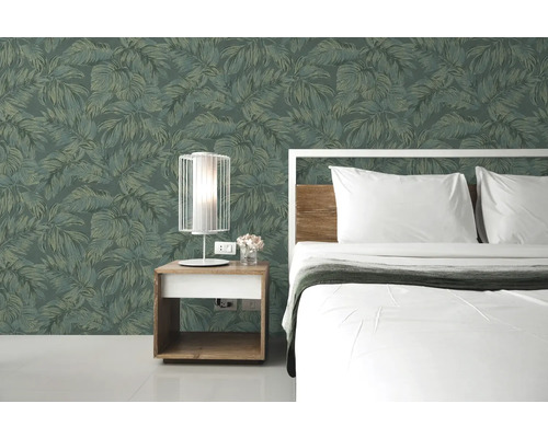 Slaapkamer met bed, nachtkastje en behang met plantenmotief