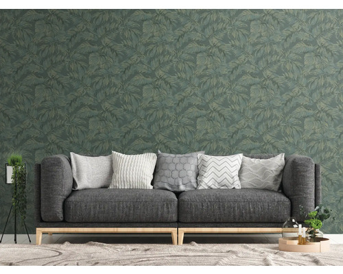 Woonkamer met grijze bank en wandbekleding met bladerpatroon