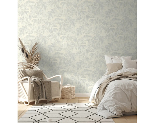 Lichte slaapkamer met behangmotief, bed en fauteuil