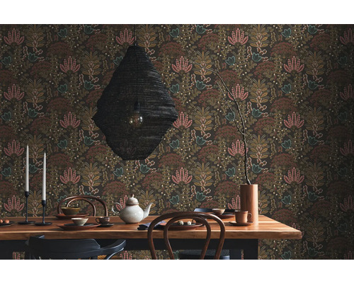 Gedecoreerde kamer met bloemenbehang, eettafel en lamp