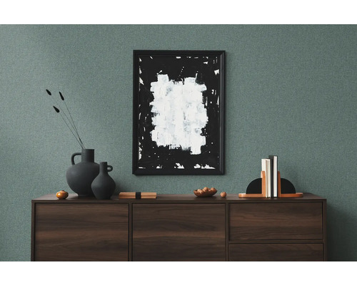 Woonkamer met dressoir, decoratie en ingelijste afbeelding