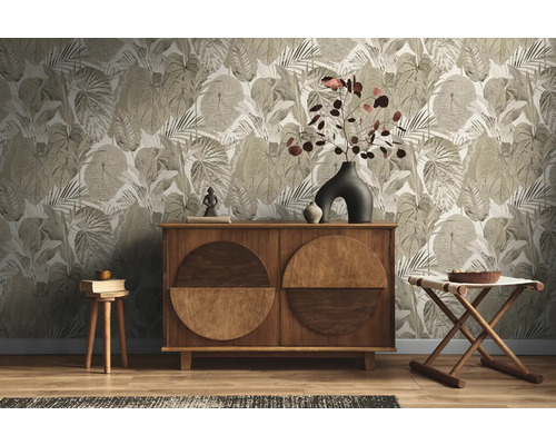 Woonkamer met patroonbehang, houten dressoir en decoraties voor een gezellige sfeer