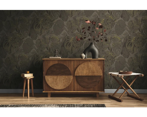 Woonkamer met dressoir tegen een behang met jungleprint