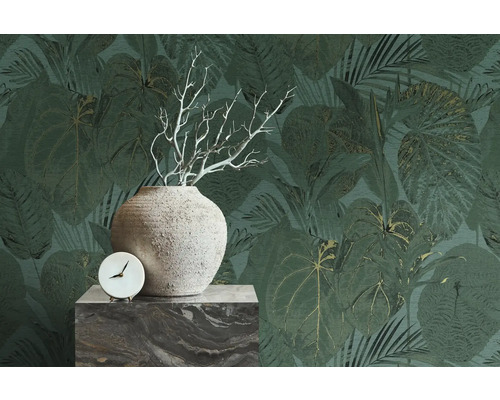 Scene met een vaas, een decoratieve tak, een klok en een bladerbehang