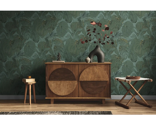 Woonkamer met groen bladbehang, houten dressoir en krukken