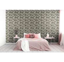Slaapkamer met bloemenbehang, bed en nachtkastjes.