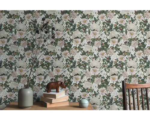 Kamer met bloemenbehang, tafel, decoratie en stoel