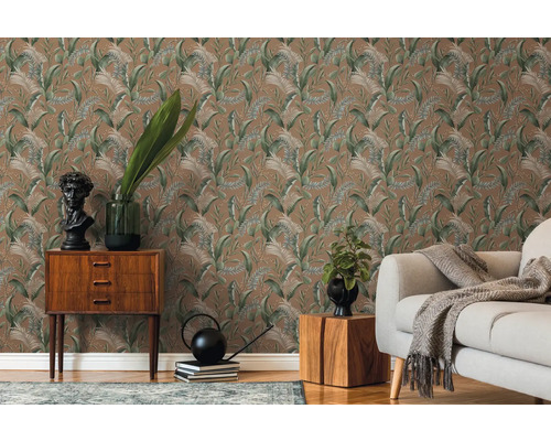 Decoratieve woonkamer met bruin jungle behang, bank en houten meubels.