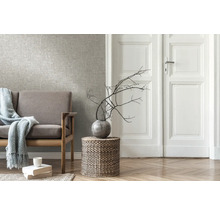 Woonkamer met bank, bijzettafel en behang