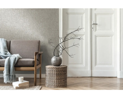 Woonkamer met bank, bijzettafel en behang