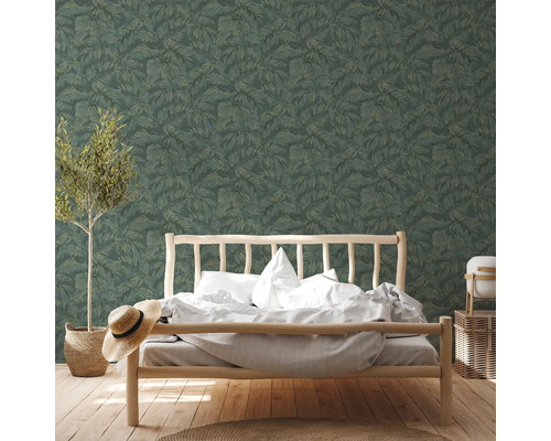 Slaapkamer met bed voor groen bladerenbehang