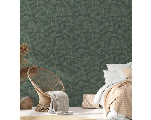 Kamer met tropisch bladbehang, bed en rotan stoel