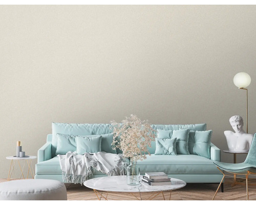 Lichte woonkamer met bank, decoratie en textielbehang op de muur