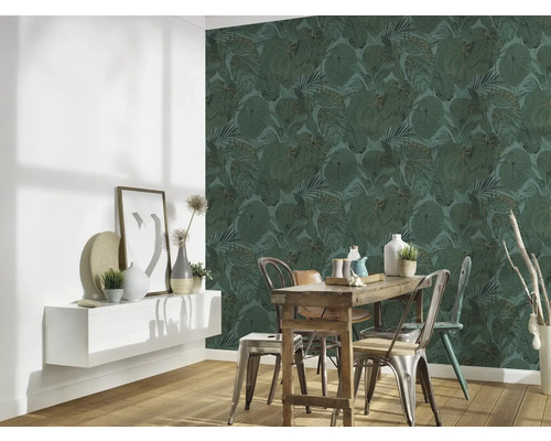 Eetkamer met houten tafel, stoelen en een muur met bladbehang