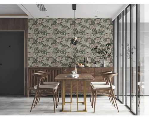 Eetkamer met bloemenbehang, houten tafel en stoelen.