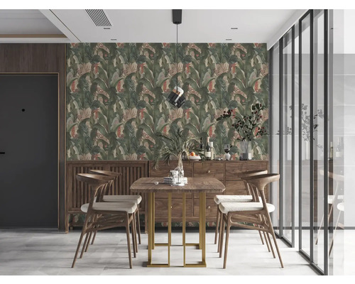 Eetkamer met eettafel, stoelen en behang met plantenmotief