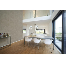Interieur van een modern huis met eettafel, stoelen en gestructureerd behang