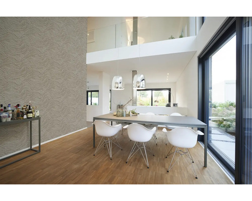 Interieur van een modern huis met eettafel, stoelen en gestructureerd behang