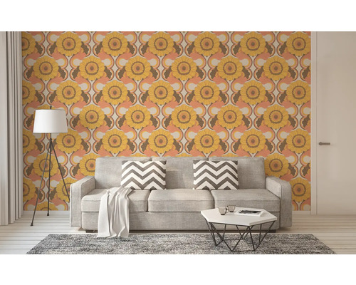 Woonkamer met retro behang met zonnebloemmotief, bank, vloerlamp en tapijt