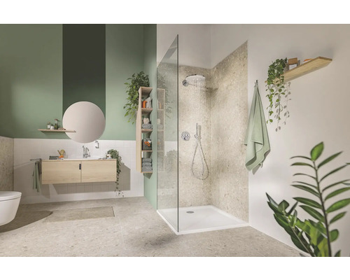 Lichte badkamer met douche, wastafel, spiegel en opbergplanken