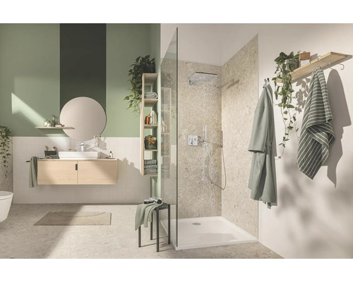 Lichte badkamer met douche, wastafel en spiegel