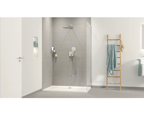 Badkamer met douche, douchebak, armaturen en handdoekladder