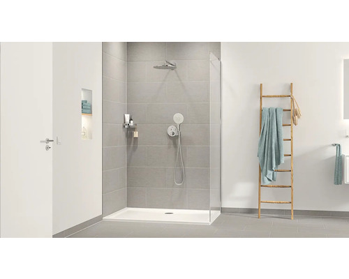 Lichte badkamer met douche en handdoekladder