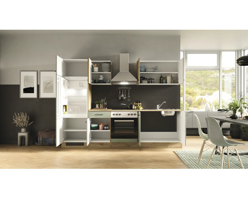 Moderne keuken met open kasten, koelkast, fornuis en spoelbak