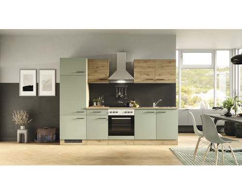 Lichte keuken met houten keukenkasten en afzuigkap