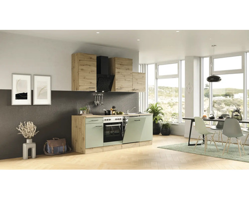 Lichte, ruime keuken met inbouwapparatuur, bovenkasten en eettafel in moderne stijl
