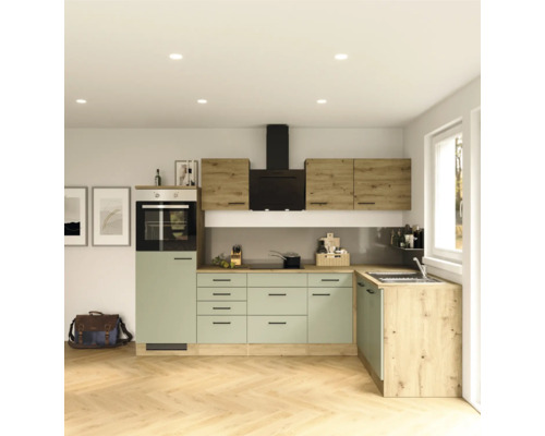 Lichte keuken met moderne apparatuur, werkbladen en kasten in houtlook