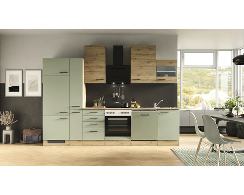 Lichte keuken met keukenkasten in hout- en groentinten, afzuigkap en spoelbak