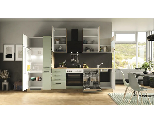 Lichte keuken met inbouwapparatuur, spoelbak en werkblad