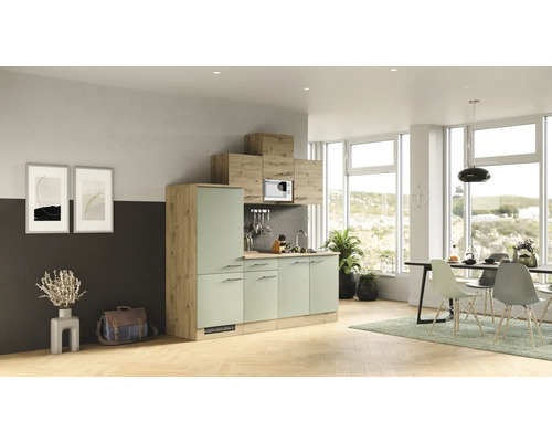Lichte keuken met inbouwkasten, gootsteen en eethoek in een modern ingerichte ruimte