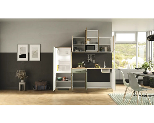 Complete kitchenette met koelkast, spoelbak, magnetron en kasten in een helder, modern keukenontwerp.