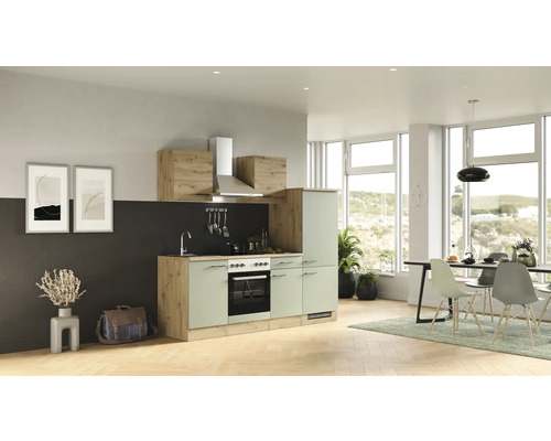 Lichte en moderne keuken met apparatuur en eethoek.