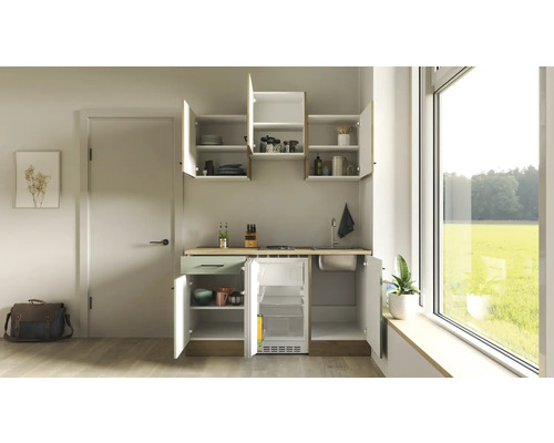 Compacte kitchenette met gootsteen, kookplaat, koelkast en veel opbergruimte in open en gesloten kasten.