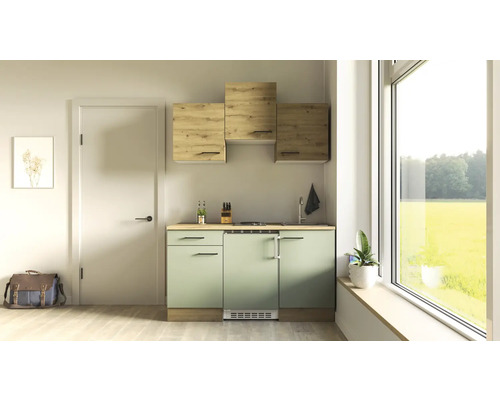 Keukenblok met spoelbak, kookplaat, bovenkasten en onderbouwkoelkast in een lichte, modern ingerichte keuken.