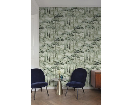 Decoratieve woonkamer met behang met bosmotief, twee stoelen en een bijzettafel